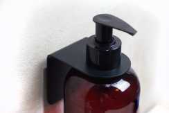 Grums nástěnný držák na tekuté mýdlo