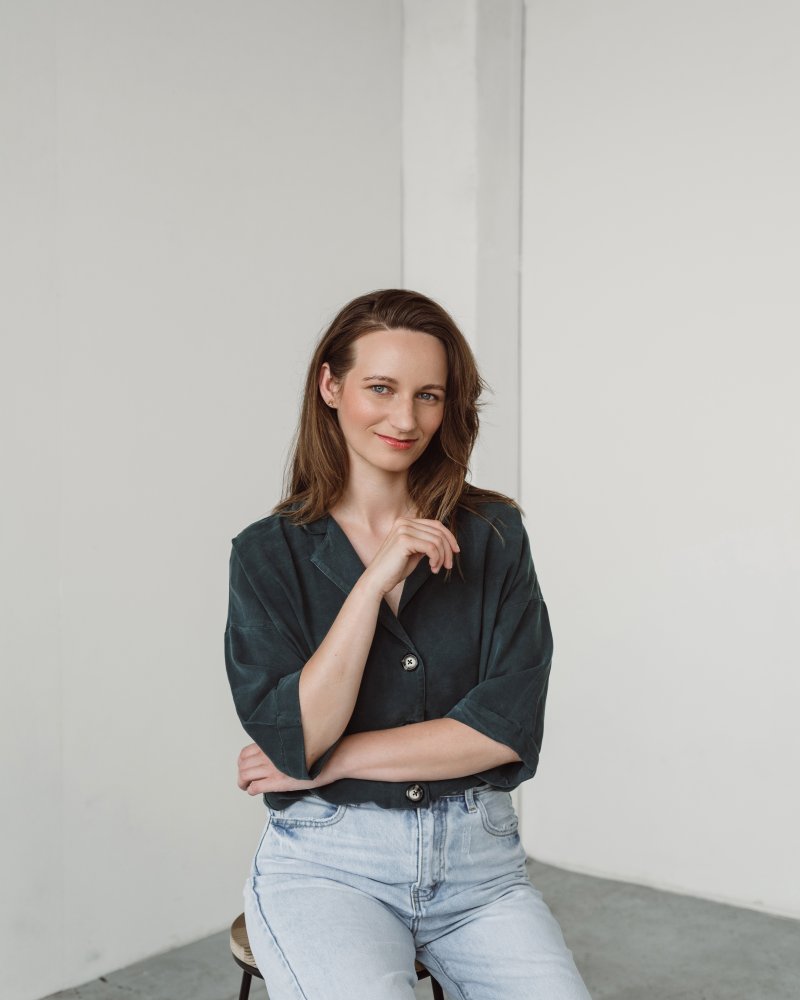 Portrét ženy s jemným úsměvem